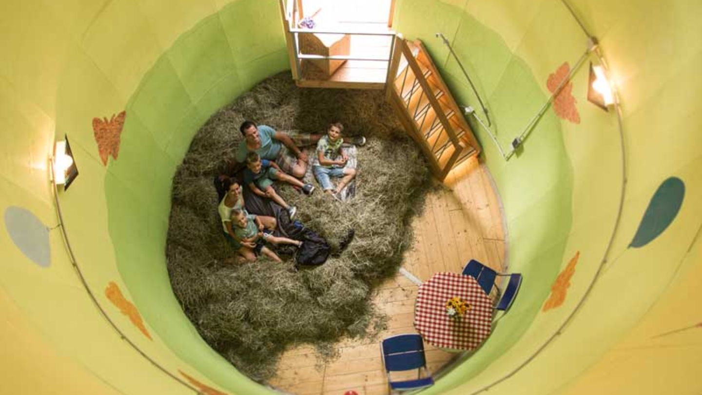 Warum liegt hier Stroh? Diese Frage stellen sich Gäste des Schlafsilos im Schwarzwald zu recht. Denn in dem umgebauten Futtersilo können heute bis zu fünf Urlauber wortwörtlich auf Stroh schlafen. Ein echt außergewöhnliches Erlebnis. 