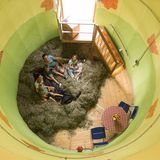 Warum liegt hier Stroh? Diese Frage stellen sich Gäste des Schlafsilos im Schwarzwald zu recht. Denn in dem umgebauten Futtersilo können heute bis zu fünf Urlauber wortwörtlich auf Stroh schlafen. Ein echt außergewöhnliches Erlebnis. 