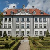 Einmal schlafen wie ein König? Das geht am Bodensee in Deutschland. Das Schloss Kirchberg beherbergt im Ostflügel eine luxuriöse Ferienwohnung für zwei Personen. Von dort aus können die Gäste den Blick auf den malerischen Barockgarten und die Alpenlandschaft des Bodensees genießen. 
