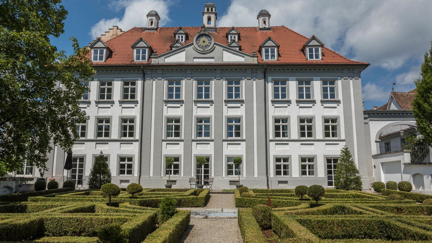 Schloss in Deutschland Einmal schlafen wie ein König? Das geht am Bodensee in Deutschland. Das Schloss Kirchberg beherbergt im Ostflügel eine luxuriöse Ferienwohnung für zwei Personen. Von dort aus können die Gäste den Blick auf den malerischen Barockgarten und die Alpenlandschaft des Bodensees genießen.