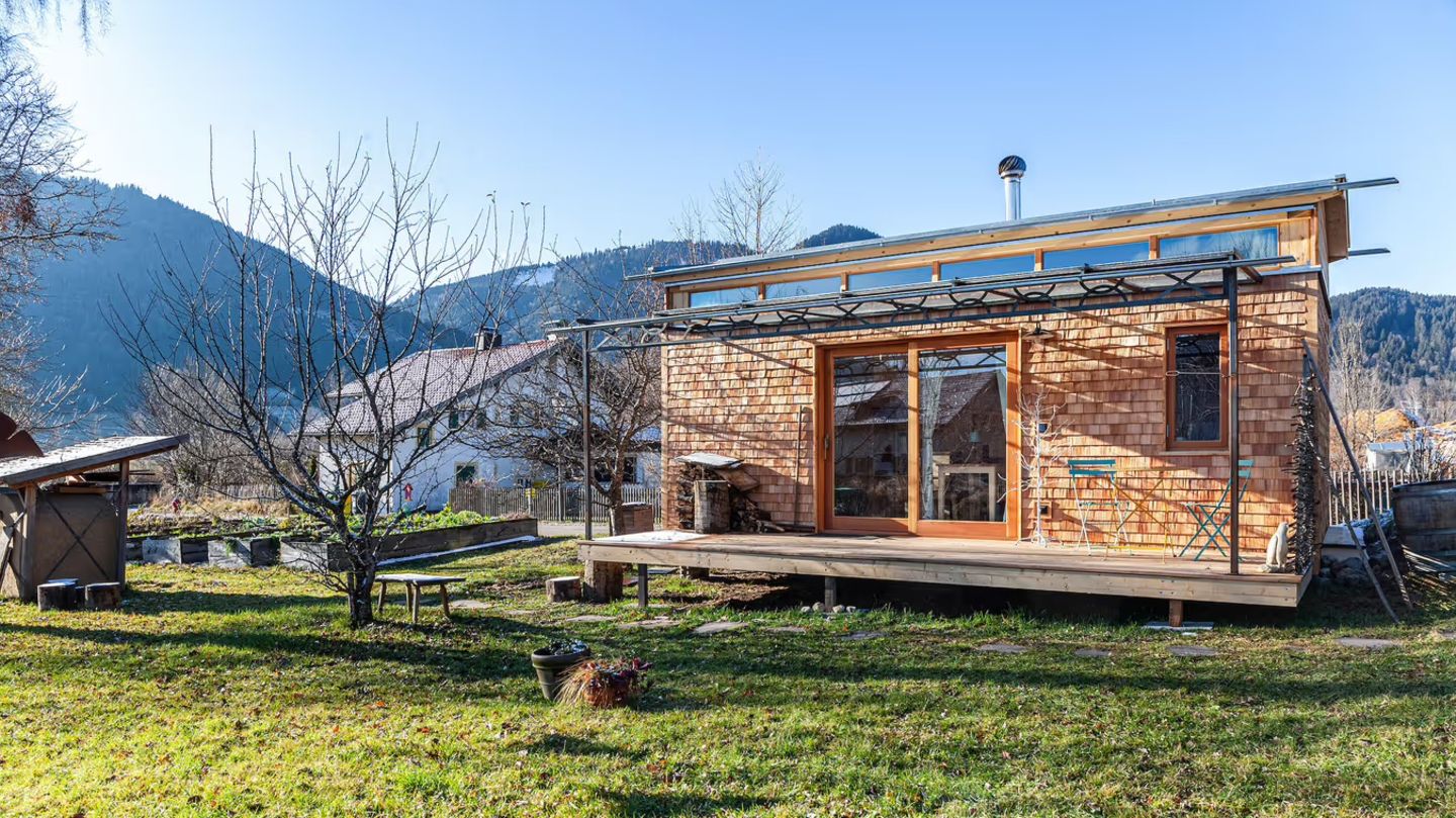 Eine kleine Hütte mit Blick auf die Alpen – das finden Urlauber im "Loft Süd" in Unterammergau in Bayern. Das Tiny House gehört zu den modernsten seiner Art und gilt als perfekter Ausgangspunkt für Ausflüge in die Bayerischen Alpen. Klares Plus: Die Gäste dürfen sich am Gemüsegarten der Gastgeber bedienen. 