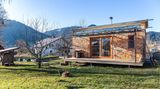 Eine kleine Hütte mit Blick auf die Alpen – das finden Urlauber im "Loft Süd" in Unterammergau in Bayern. Das Tiny House gehört zu den modernsten seiner Art und gilt als perfekter Ausgangspunkt für Ausflüge in die Bayerischen Alpen. Klares Plus: Die Gäste dürfen sich am Gemüsegarten der Gastgeber bedienen. 