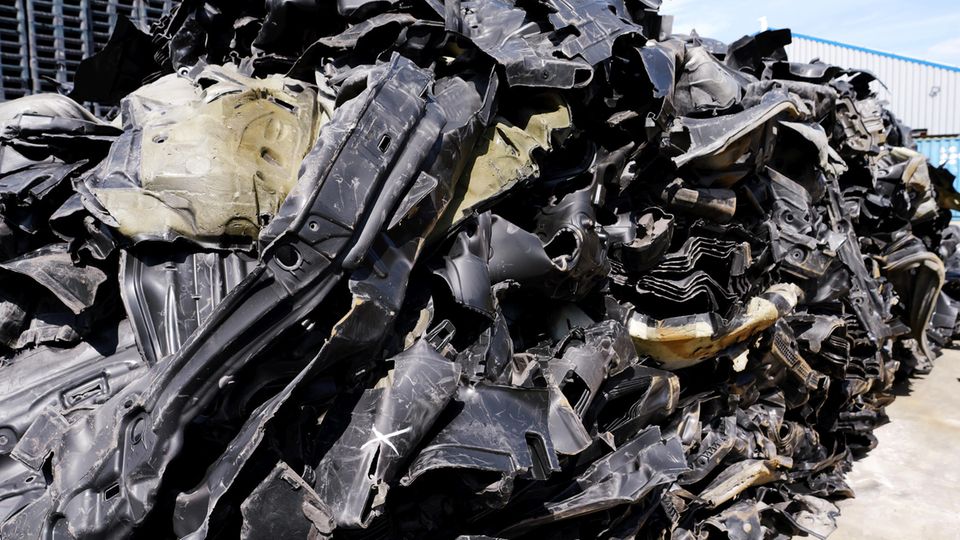 Plastikmüll  Diese Gummimatten dienten einst als Dämmung des Motorraums von Autos