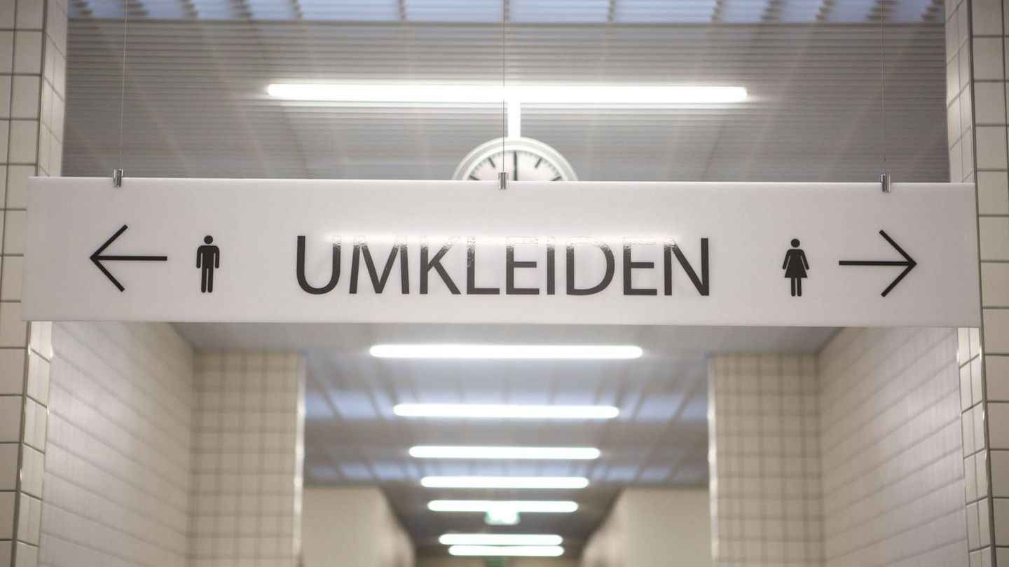 Ein Schild mit der Aufschrift "Umkleiden"