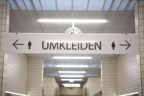 Ein Schild mit der Aufschrift "Umkleiden"