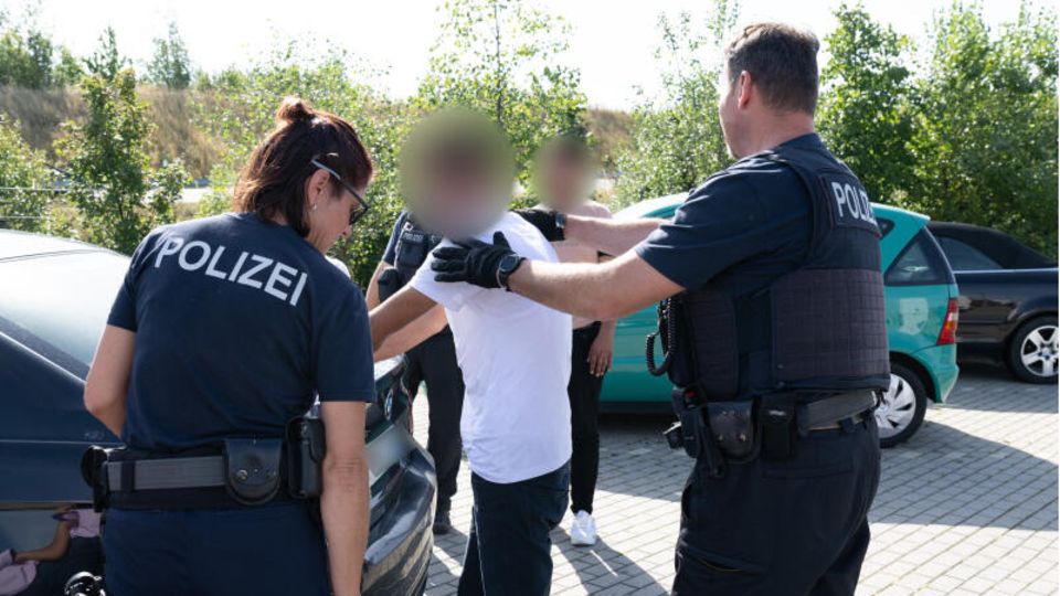 Bundespolizisten nehmen auf einem Rastplatz an der Autobahn 17 in Sachsen vier mutmaßliche Schleuser in Gewahrsam