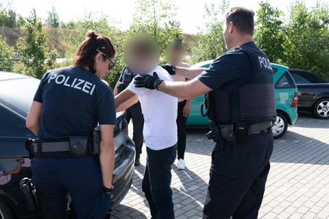 Bundespolizisten nehmen auf einem Rastplatz an der Autobahn 17 in Sachsen vier mutmaßliche Schleuser in Gewahrsam
