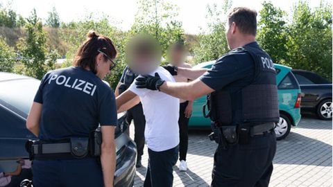 Bundespolizisten nehmen auf einem Rastplatz an der Autobahn 17 in Sachsen vier mutmaßliche Schleuser in Gewahrsam