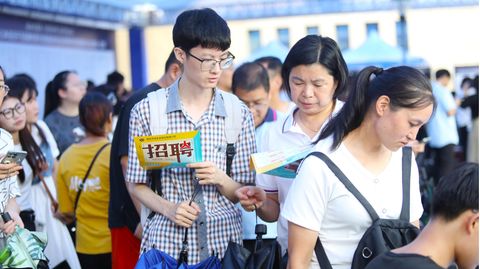 Menschen auf einer gut besuchten Jobmesse in Chongqing, China