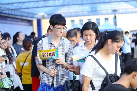 Menschen auf einer gut besuchten Jobmesse in Chongqing, China