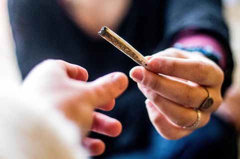 Zwei Personen teilen sich einen Joint