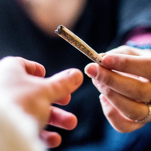 Zwei Personen teilen sich einen Joint