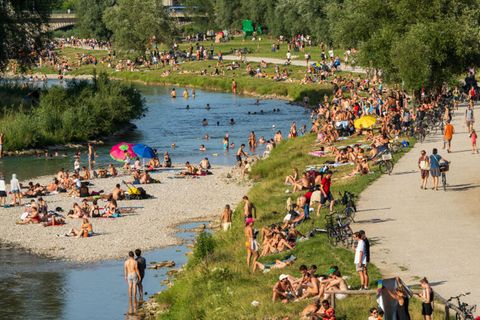 Menschen suchen Mitte Juli am Ufer und in der Isar Abkühlung von den hochsommerlichen Temperaturen in Bayern