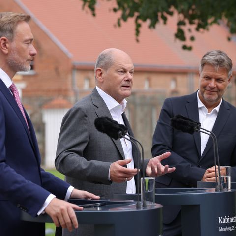 Christian Lindner, Olaf Scholz und Robert Habeck vor Schloss Meseberg