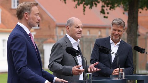 Christian Lindner, Olaf Scholz und Robert Habeck vor Schloss Meseberg