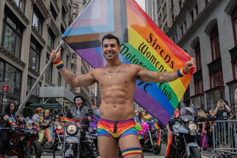 Mann mit Regenbogen-Flagge bei Pride-Parade in New York