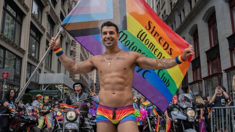 Mann mit Regenbogen-Flagge bei Pride-Parade in New York