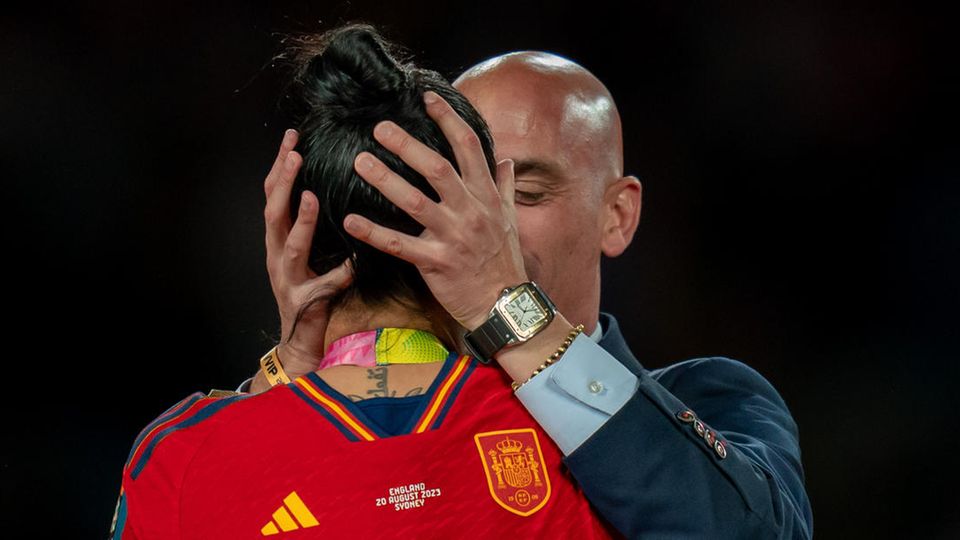 Luis Rubiales zieht Jenni Hermoso nach dem erfolgreichen Sieg für die spanische Frauenmannschaft an sich und küsst sie