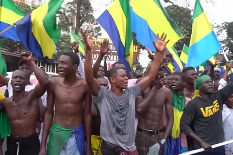 Video: Menschen feiern nach Militärputsch in Gabun