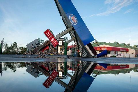 Ein Tankstellendach wurde durch den Sturm Idalia in Florida erfasst und liegt nun auf der Seite