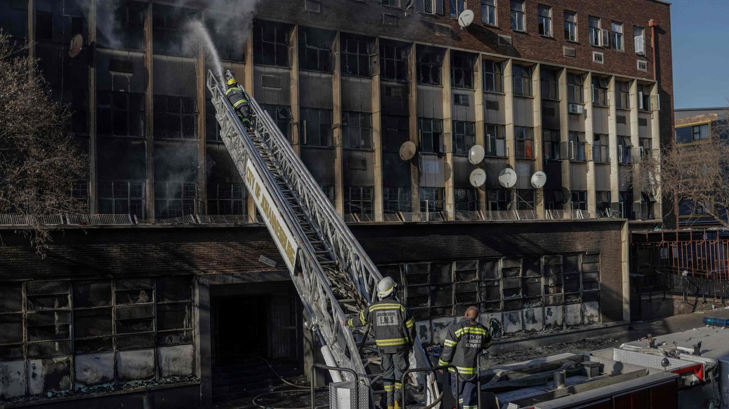 Feuerwehrleute löschen den Brand in einem Haus in Johannesburg, Südafrika