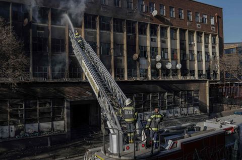 Feuerwehrleute löschen den Brand in einem Haus in Johannesburg, Südafrika