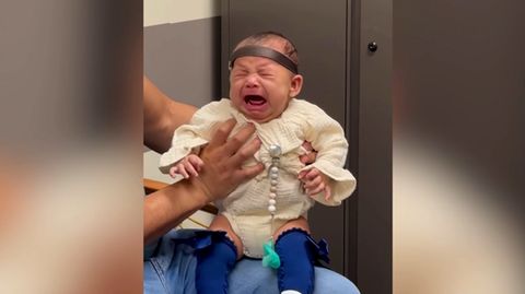 Baby hört die Stimme seines Vaters zum ersten Mal – und bekommt einen gewaltigen Schreck