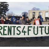 Claudia Prange und die "Parents for Future"  Claudia Prange erinnert sich noch genau an jenen Tag Anfang 2019. Sie ging mit ihrem Sohn auf die erste "Fridays for Future"-Großdemonstration in Deutschland. Anlass war der sogenannte Kohlekompromiss. "Die gesamte Veranstaltung wurde über Dutzende Whatsapp-Gruppen organisiert und aus einer davon sind wir dann hervorgegangen", so Prange. Eine Gruppe für Erwachsene und Eltern, die das Engagement der Schüler bei Fridays for Future unterstützen wollen. Doch der eigentliche Geburtshelfer für die "Parents for Future" sei Armen Laschet gewesen. "Laschet rief Schulleitungen in Nordrhein-Westfalen dazu auf, Jugendliche härter zu bestrafen, wenn sie auf Freitagsdemos gehen. Da war für uns Eltern das Maß voll", blickt Prange zurück. Es wurde ein Offener Brief an Laschet verfasst und 20.000 Unterschriften gesammelt. Danach entwickelte die Whatsapp-Gruppe ein rasantes Eigenleben, weitere Eltern organisierte sich hier, gründeten in allen größeren Städten Ortsgruppen. Zwei Jahre später folgte die offizielle Eintragung des Vereins "Parents for Future". Heute ist "PFF" eine international aufgestellte Gruppe von Eltern aus aller Welt.