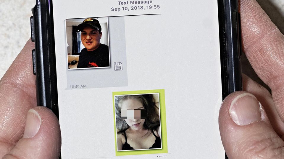 Zwei Hände halten ein Smartphone, das den Chatverlauf von Jared und Caroline zeigt