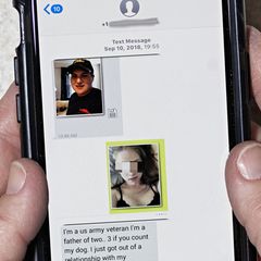 Zwei Hände halten ein Smartphone, das den Chatverlauf von Jared und Caroline zeigt