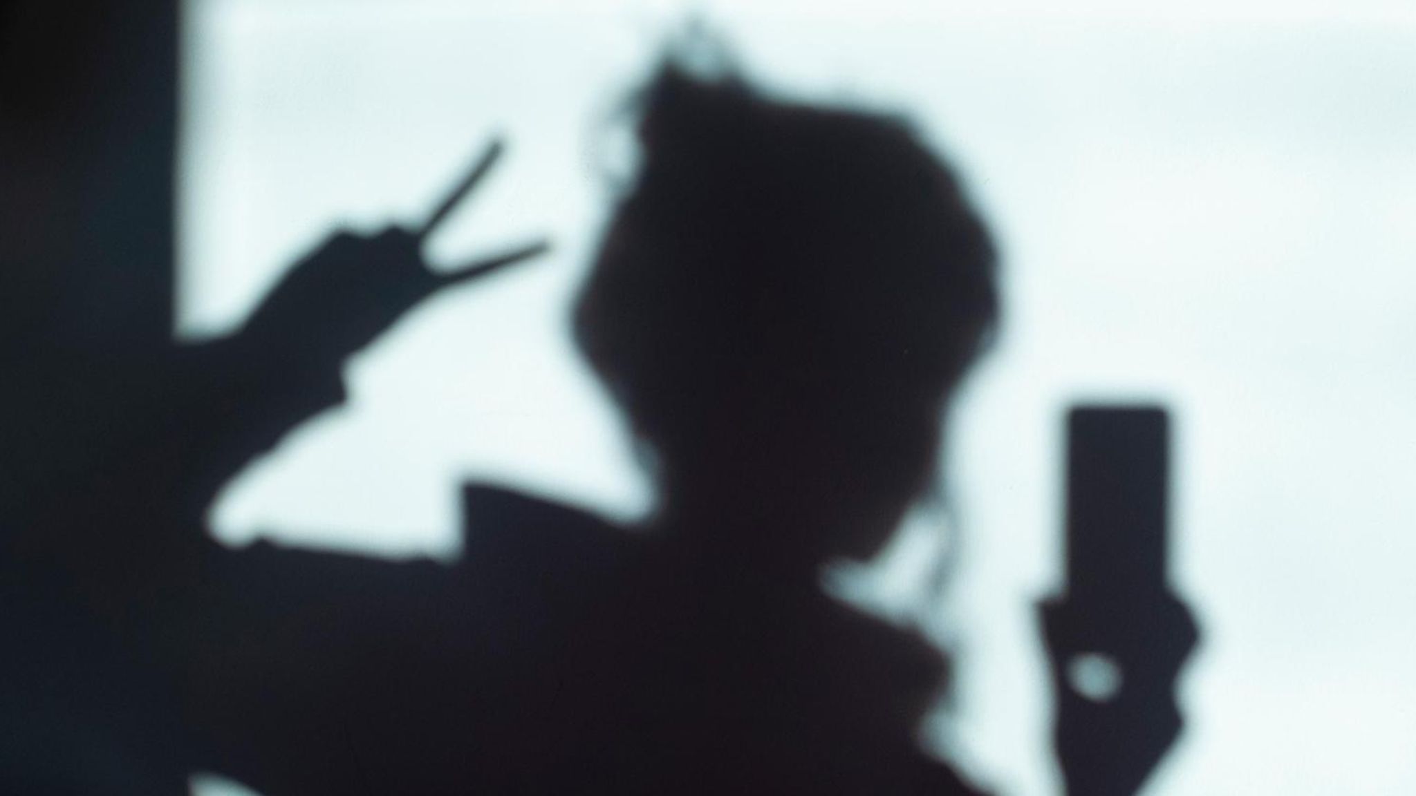 Schatten einer Frau mit Handy