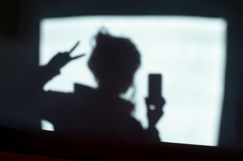 Schatten einer Frau mit Handy