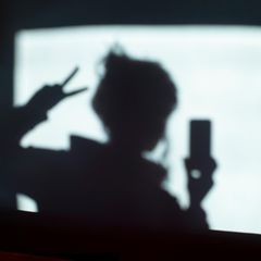 Schatten einer Frau mit Handy