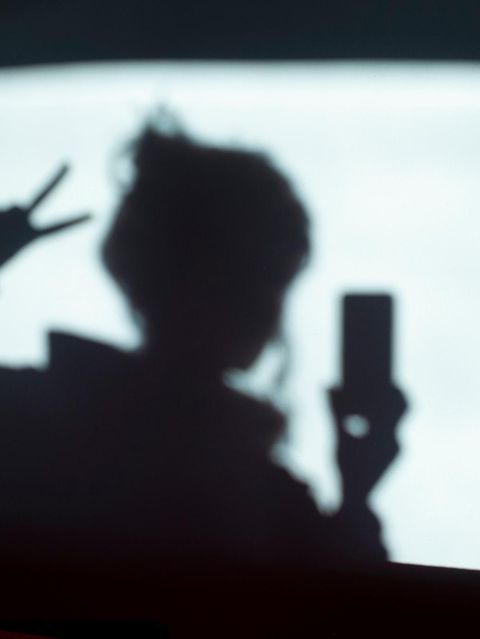 Schatten einer Frau mit Handy