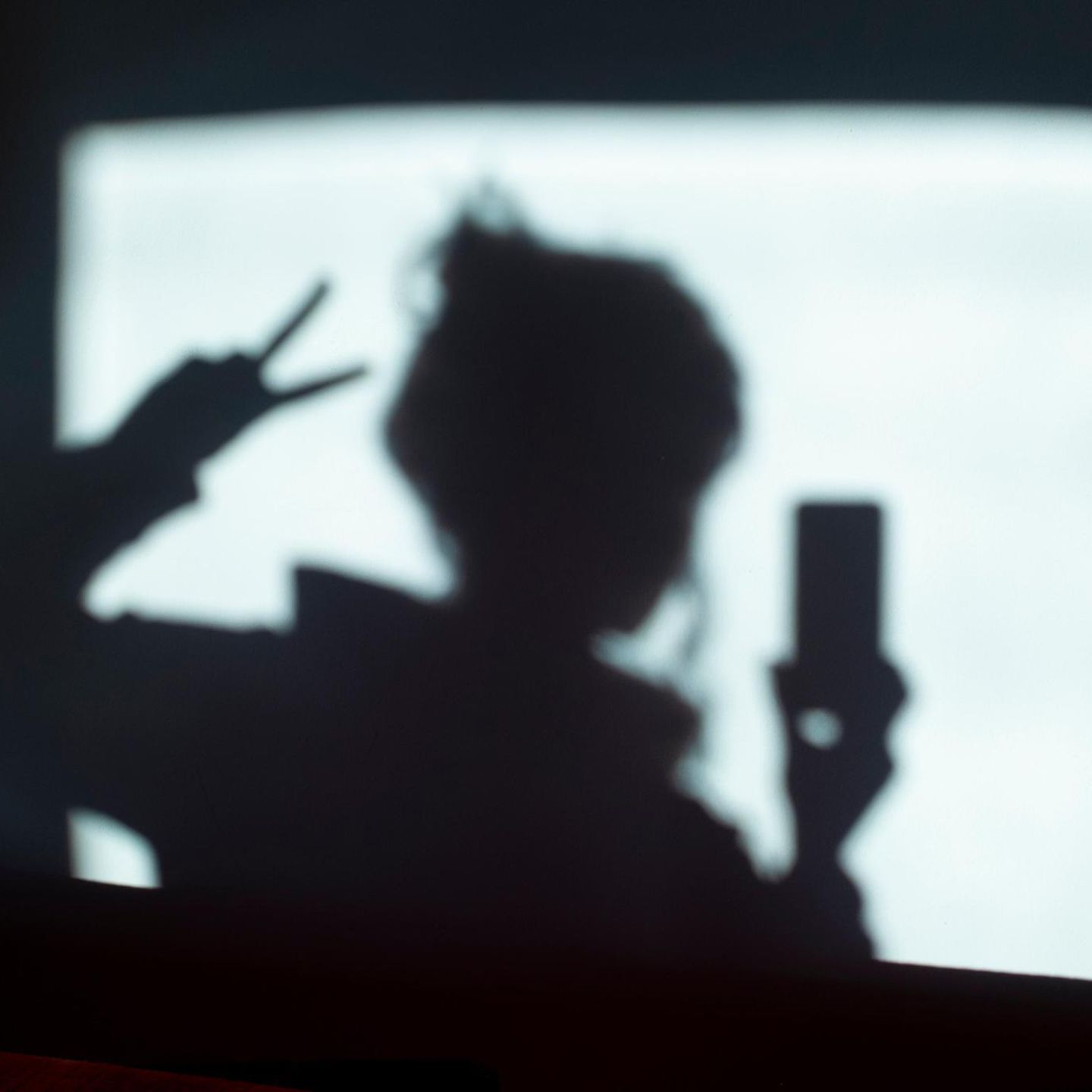 Schatten einer Frau mit Handy