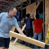 Menschen verbarrikadieren eine Hausfront