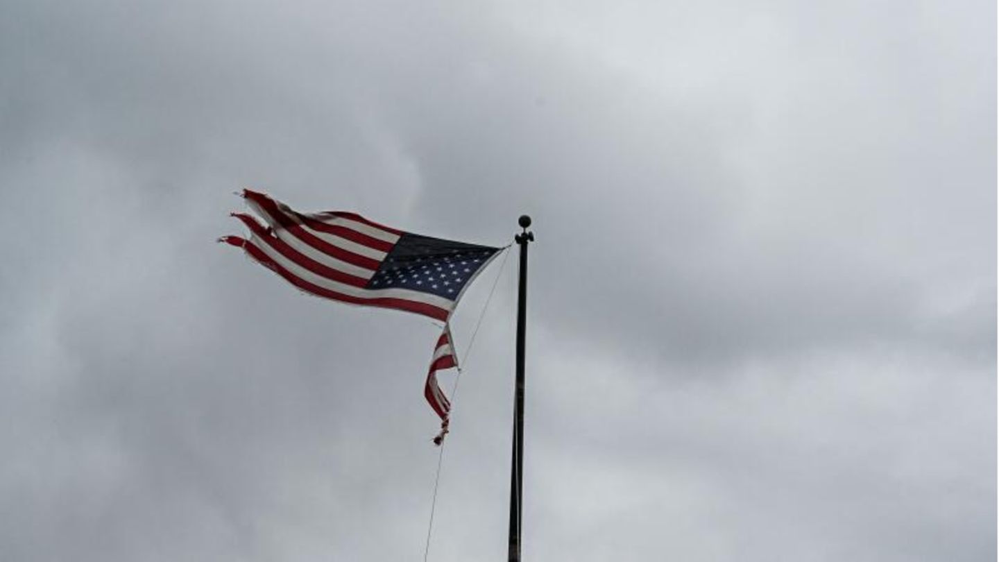 Zerfetze US-Flagge im Wind