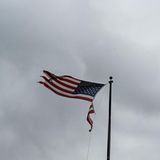 Zerfetze US-Flagge im Wind