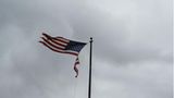 Zerfetze US-Flagge im Wind