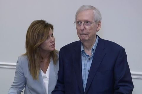 Mitch McConnell mit seiner Mitarbeiterin Robbin Taylor bei der Pressekonferenz in Kenton County, Kentucky