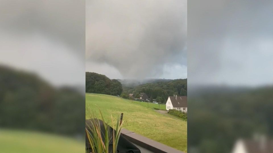 Wuppertal: Mini-Tornado deckt Häuser ab und reißt Bäume um
