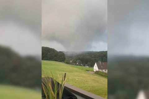 Wuppertal: Mini-Tornado deckt Häuser ab und reißt Bäume um