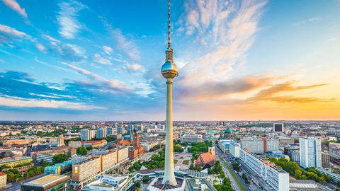 Die Hauptstadt hat es den Touristen offenbar angetan: Dank Sehenswürdigkeiten wie dem Fernsehturm, einer bunten und kreativen Ausgehszene und dem internationalen Flair lockt Berlin jährlich mehrere Millionen Touristen an. Allein im vergangenen Jahr zählte die Stadt rund 26,5 Millionen Übernachtungen in touristischen Unterkünften. 