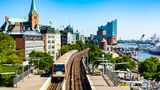 Wenn Stadt, dann bitte groß und bunt – das sehen wohl viele ausländische Besucher genau so. Neben Berlin landet auch die Hansestadt Hamburg in den Top Ten des Rankings. Mit der berühmt-berüchtigten Reeperbahn, der idyllischen Hafenpromenade und der nüchternen hanseatischen Gastfreundschaft ist das auch kein Wunder. 