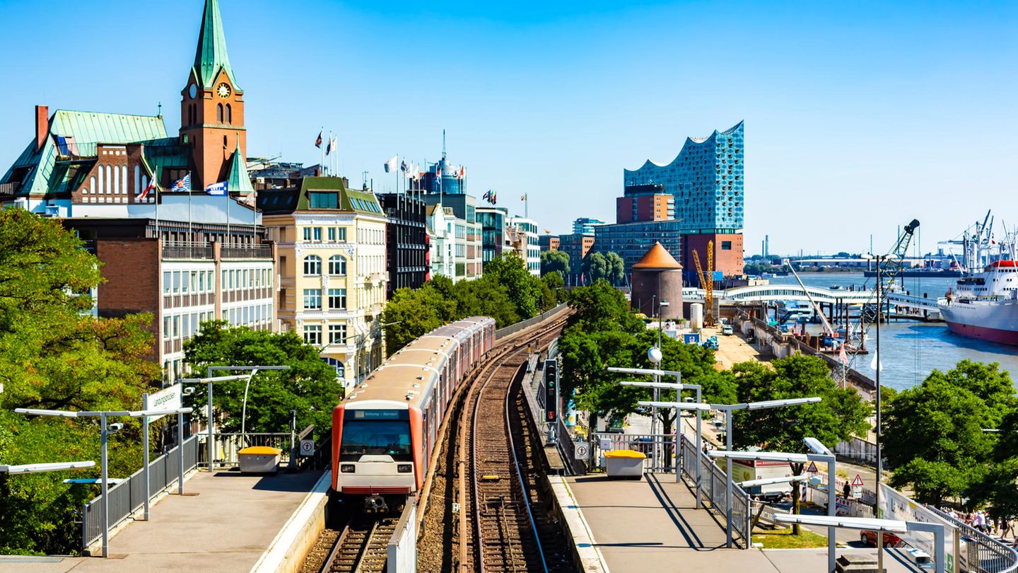 Platz 9: Hamburg Wenn Stadt, dann bitte groß und bunt – das sehen wohl viele ausländische Besucher genau so. Neben Berlin landet auch die Hansestadt Hamburg in den Top Ten des Rankings. Mit der berühmt-berüchtigten Reeperbahn, der idyllischen Hafenpromenade und der nüchternen hanseatischen Gastfreundschaft ist das auch kein Wunder.