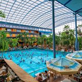 Wer einen Urlaub in Deutschland plant, der sucht manchmal auch einfach nur Erholung – am liebsten in der Therme Erding bei München. Und das aus gutem Grund: Das Erlebnisbad mit abwechslungsreicher Saunalandschaft und breitem Wellnessangebot gilt als größte Therme der Welt. 
