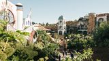 Ein bisschen Fantasie kann im Urlaub nicht schaden, für ausländische Touristen offenbar gerne in Kombination mit einem Adrenalinkick. Nicht grundlos gehört das Phantasialand Brühl in der Nähe von Köln zu den beliebtesten Sehenswürdigkeiten in diesem Jahr. Mit mehr als zwei Millionen Besuchern im Jahr kann es allerdings auch mal voll werden im Park – ein Besuch lohnt am meisten unter der Woche. 