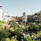 Ein bisschen Fantasie kann im Urlaub nicht schaden, für ausländische Touristen offenbar gerne in Kombination mit einem Adrenalinkick. Nicht grundlos gehört das Phantasialand Brühl in der Nähe von Köln zu den beliebtesten Sehenswürdigkeiten in diesem Jahr. Mit mehr als zwei Millionen Besuchern im Jahr kann es allerdings auch mal voll werden im Park – ein Besuch lohnt am meisten unter der Woche. 