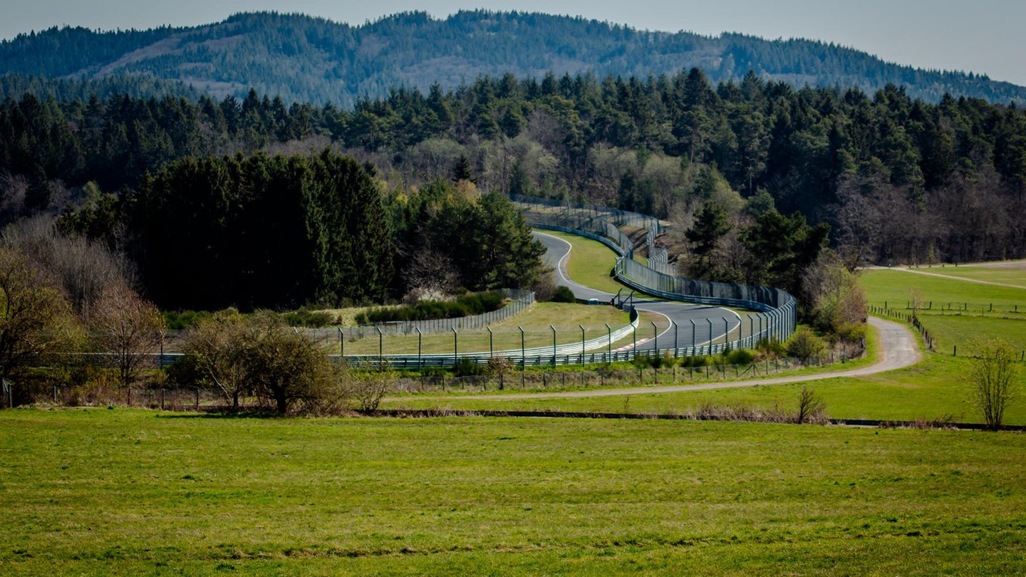 Hohe Geschwindigkeiten, laute Motorengeräusche und ein Ort der Weltklasse: Der Nürburgring im rheinländischen Landkreis Ahrweiler begeistert nicht nur deutschlandweit die Fans von Motorsport und Musikfestivals. Auch über die Landesgrenzen hinaus gehört die längste permanente Rennstrecke der Welt zu den beliebtesten Ausflugszielen Deutschlands. 