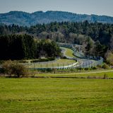 Hohe Geschwindigkeiten, laute Motorengeräusche und ein Ort der Weltklasse: Der Nürburgring im rheinländischen Landkreis Ahrweiler begeistert nicht nur deutschlandweit die Fans von Motorsport und Musikfestivals. Auch über die Landesgrenzen hinaus gehört die längste permanente Rennstrecke der Welt zu den beliebtesten Ausflugszielen Deutschlands. 